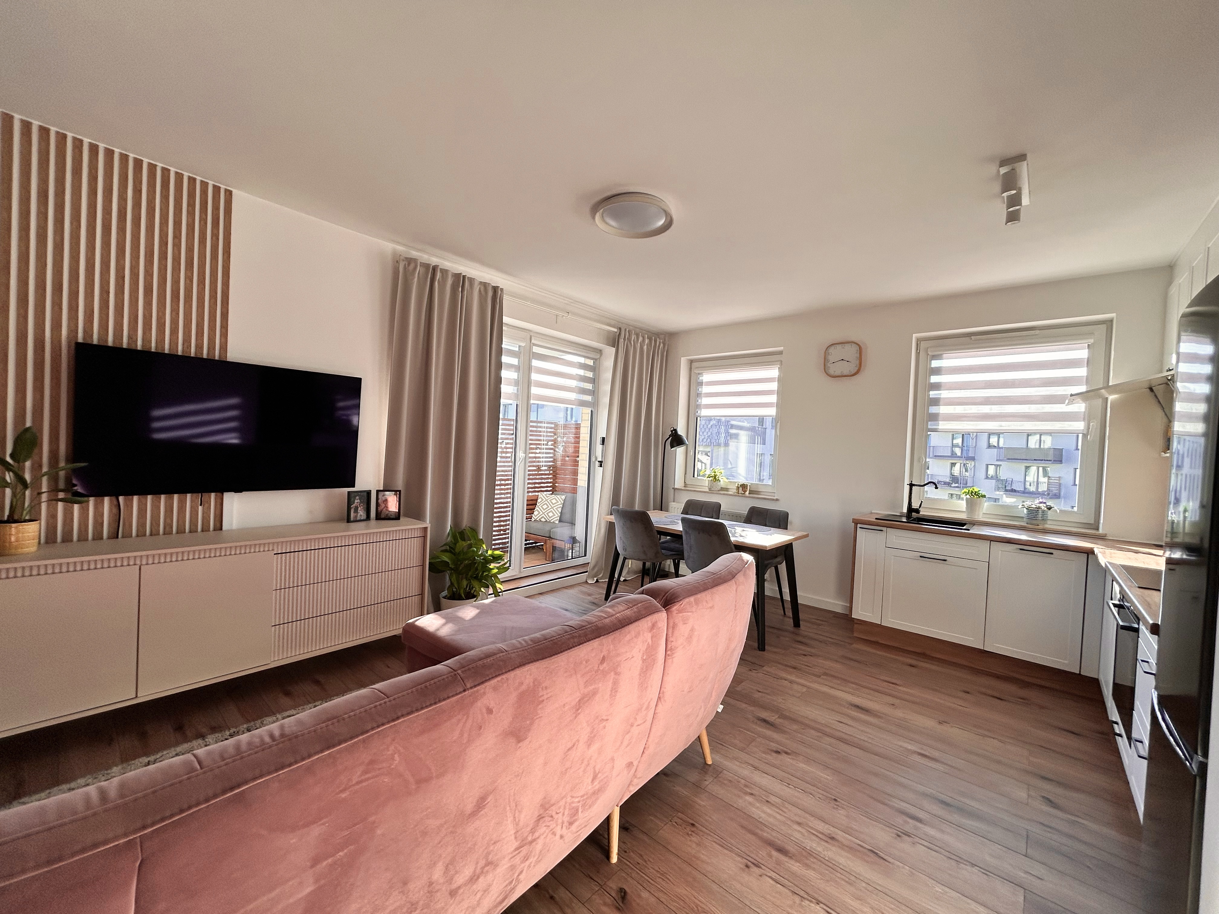 Salon mieszkania z widokiem na balkon